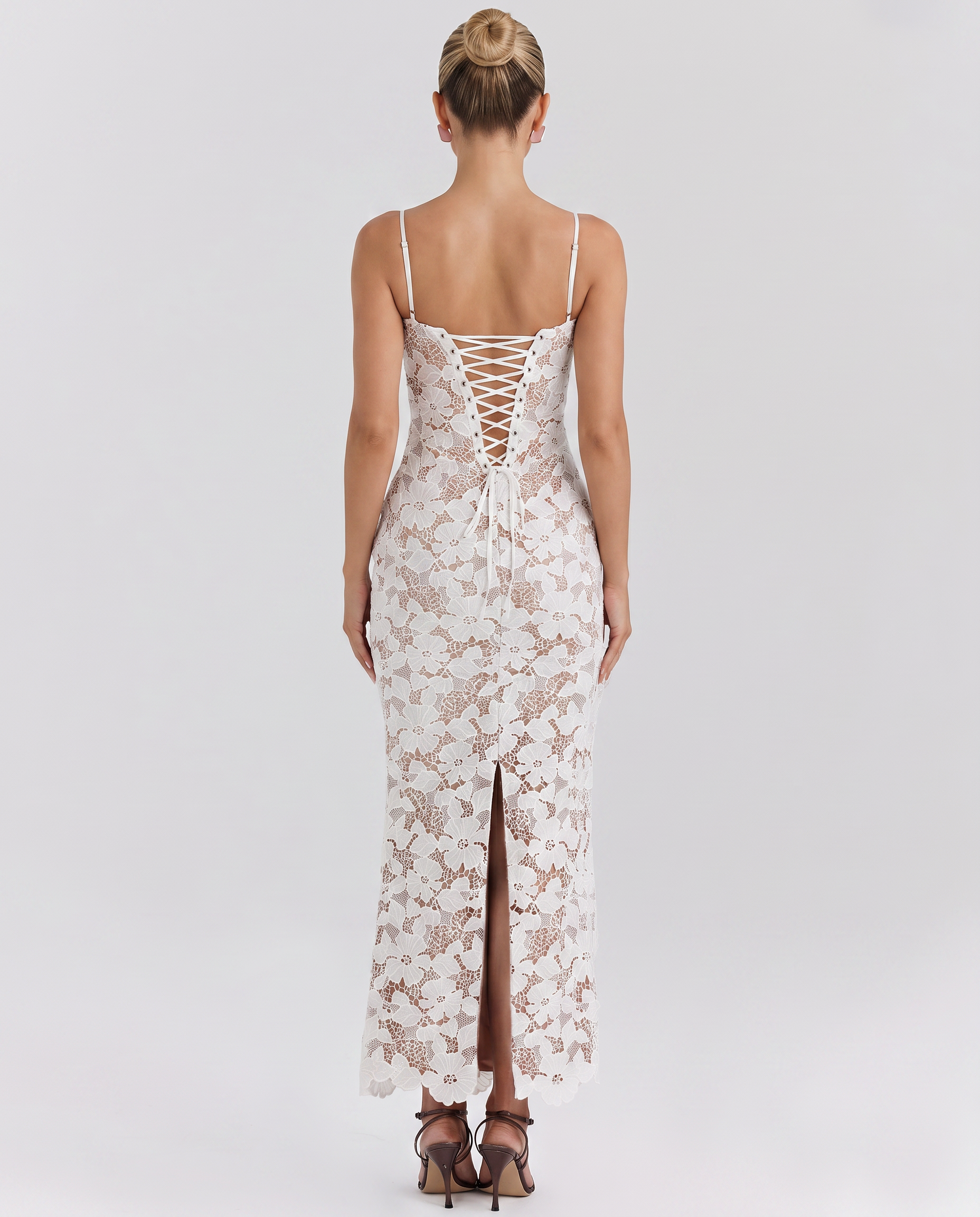Noli • Vestido Maxi de Encaje con Aros y Espalda con Cordones